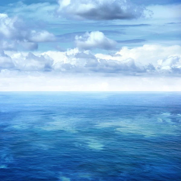 Mer et ciel bleu — Photo
