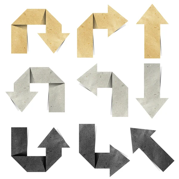 Flecha origami etiqueta papel reciclado artesanía palo sobre fondo blanco —  Fotos de Stock