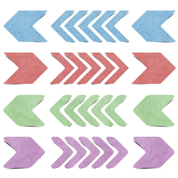Flecha origami etiqueta papel reciclado artesanía palo sobre fondo blanco —  Fotos de Stock