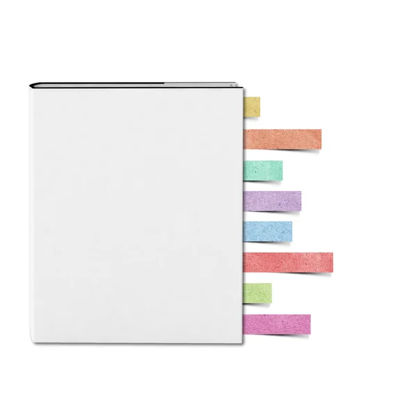 Buku Sampul Putih Kosong dan Catatan pad daur ulang tongkat kerajinan kertas pada bac putih — Stok Foto