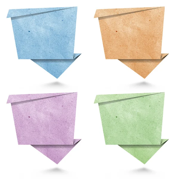 Etiqueta Origami papel reciclado artesanía palo sobre fondo blanco —  Fotos de Stock