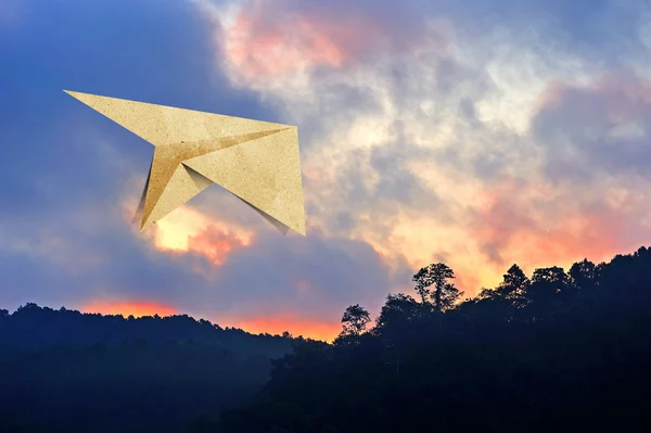 Vliegtuigen gerecycleerd papier reizen op de achtergrond van de foto van de weergave — Stockfoto