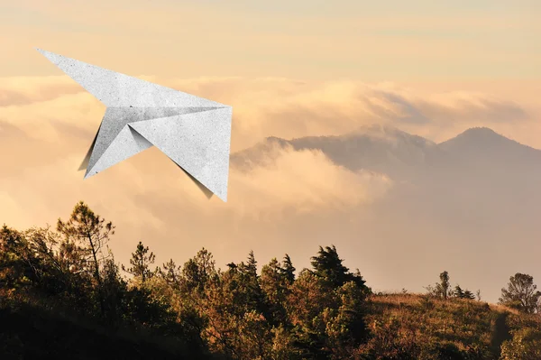 Letadla recyklovaný papír cestování na zobrazení Foto pozadí — Stock fotografie