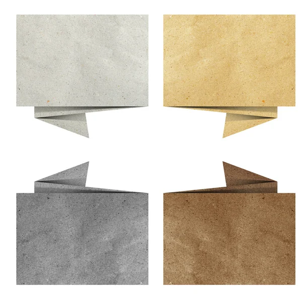 Etiqueta Origami papel reciclado artesanía palo sobre fondo blanco — Foto de Stock