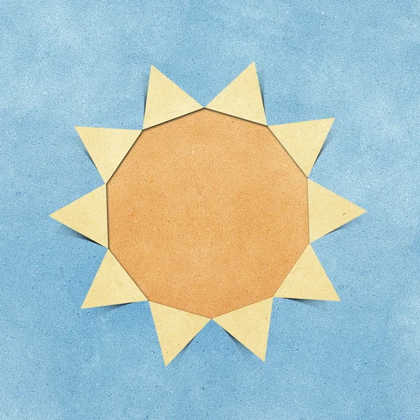 Lubang matahari merobek kertas daur ulang dengan latar belakang kertas langit biru — Stok Foto