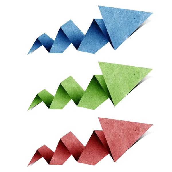 Pijl origami tag gerecycled papier ambachtelijke stok op witte achtergrond — Stockfoto