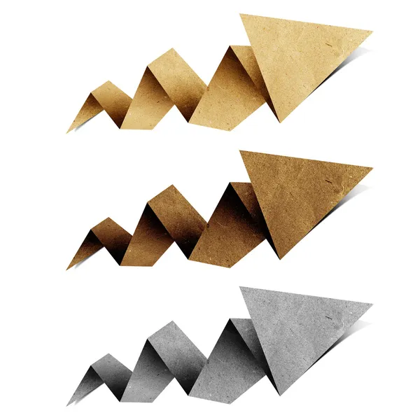 Pfeil-Origami-Tag aus recyceltem Papier Bastelstab auf weißem Hintergrund — Stockfoto
