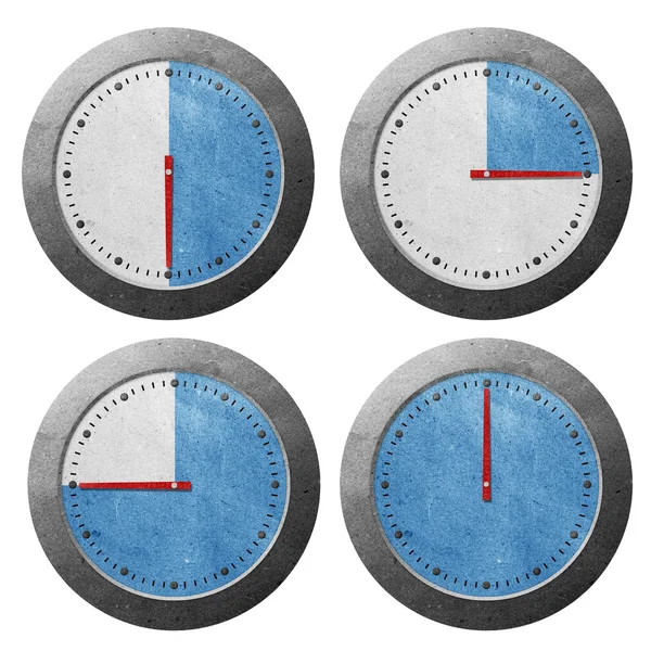 Relógio de contador de tempo reciclado papel ofício vara no fundo branco — Fotografia de Stock