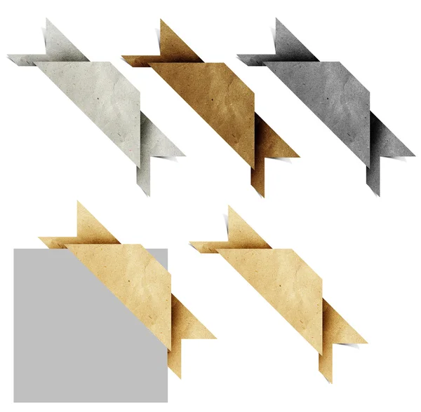 Rúbrica etiqueta de origami papel reciclado artesanía palo sobre fondo blanco — Foto de Stock