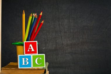 ABC ve eski ders kitabı olarak çok renkli kurşun kalem