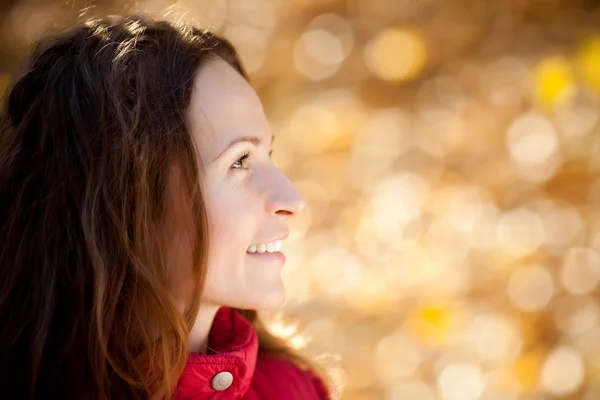 Lachende vrouw in herfst park — Stockfoto