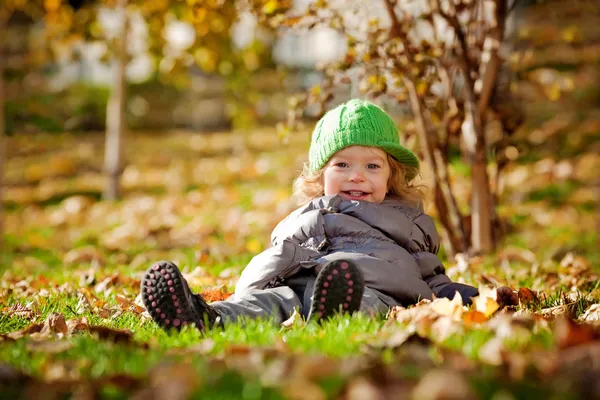 Baby im Herbst — Stockfoto