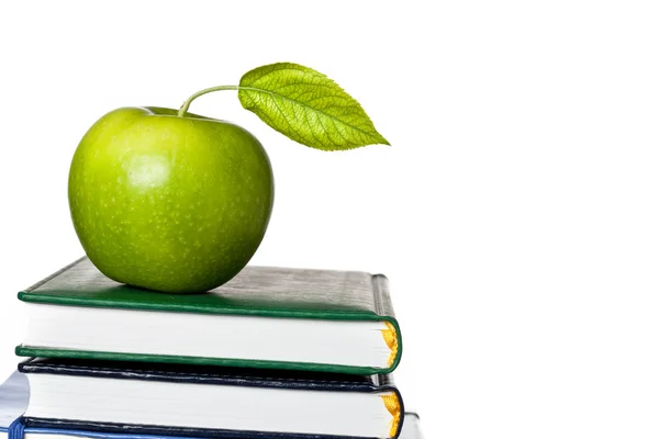 Groene appel op leerboek geïsoleerd — Stockfoto
