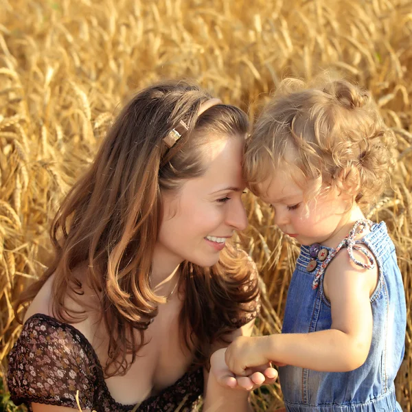 Femme avec enfant dans le champ de blé — Photo