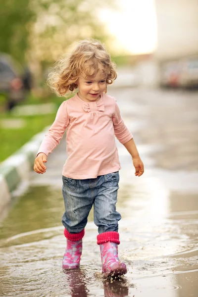 水たまりの中の子供 — ストック写真