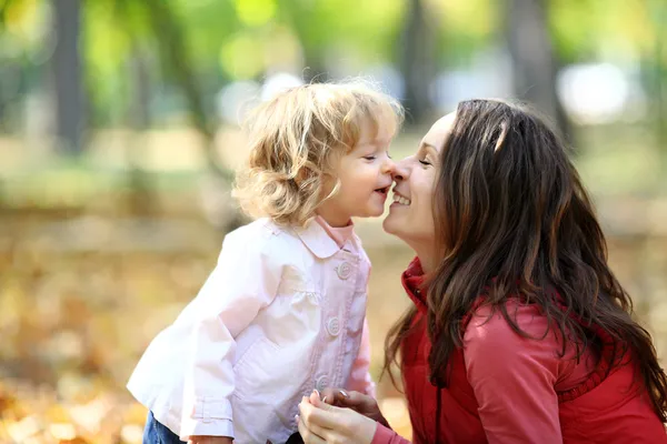 Vrouw en kind hebben plezier — Stockfoto