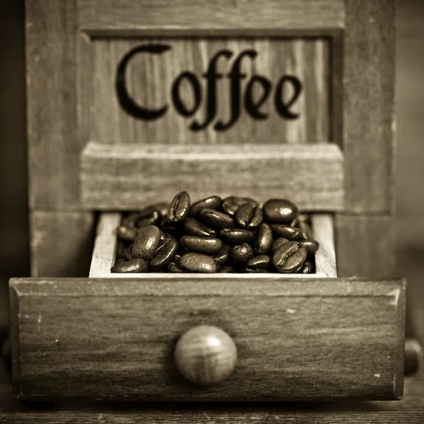 Винтажная кофейная мельница — стоковое фото