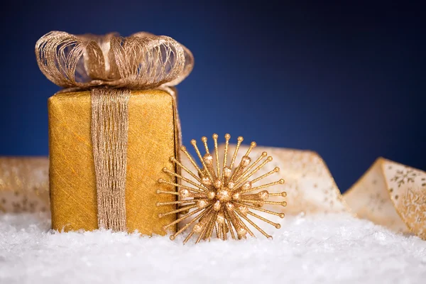 Подарочная коробка и рождественские украшения — стоковое фото