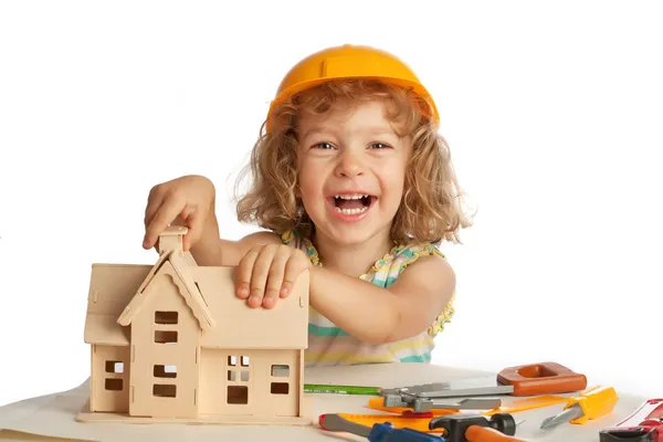 Счастливый ребенок строит дом — стоковое фото