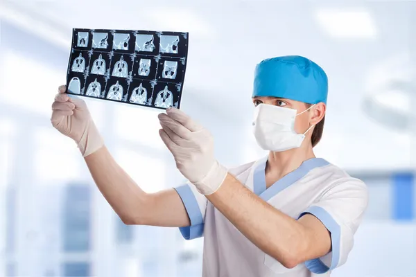 Medico che guarda tomografia computerizzata immagine di scansione in h — Foto Stock