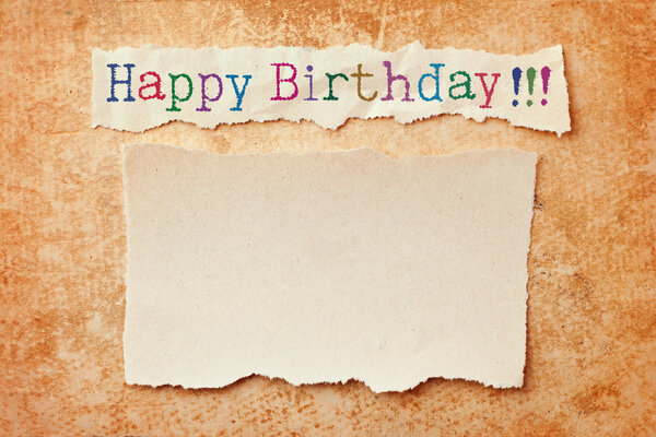 Papel con bordes rasgados sobre fondo de papel grunge. Feliz cumpleaños. — Imagen de stock Papel con bordes rasgados sobre fondo de papel grunge. Feliz cumpleaños. Imágenes De Stock Sin Royalties Gratis