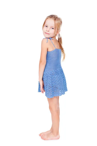 Застенчивая маленькая девочка в синем платье — стоковое фото