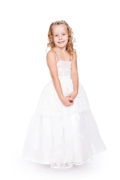 Красива маленька дівчинка в красивій білій сукні — стокове фото