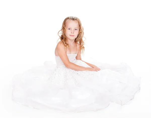 Όμορφο κοριτσάκι σε όμορφο λευκό φόρεμα — Φωτογραφία Αρχείου