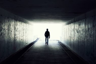 Tünelde yürüyen adamın silueti. Tünelin Sonundaki Işık