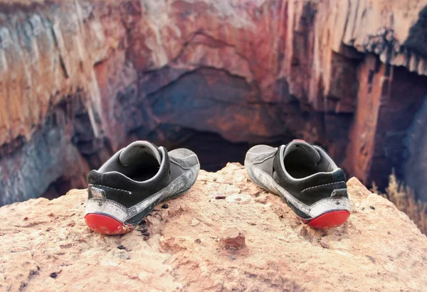Shoes of the suicide on the brink of a precipice — Stock Photo, Image