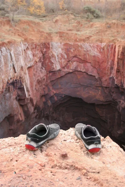 絶壁の縁で自殺のぼろぼろの古い靴 — ストック写真