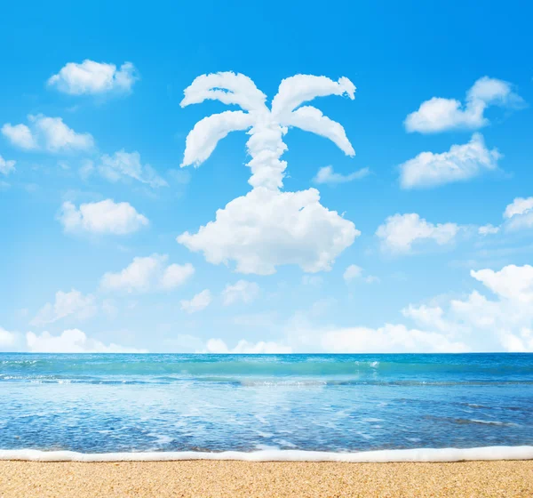 Pantai dan laut. Awan dalam bentuk pohon palem di langit biru — Stok Foto