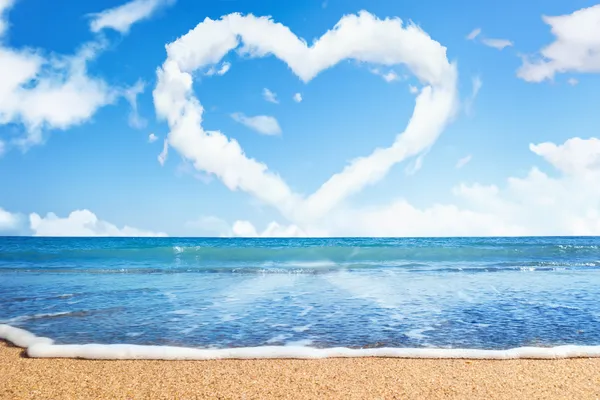 Praia e mar. Coração de nuvens no céu. Símbolo do amor — Fotografia de Stock