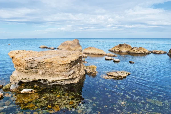 Kivinen ranta ja meri — kuvapankkivalokuva