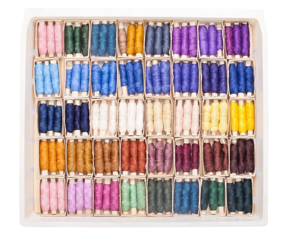 Kit per cucire con bobine colorate di fili isolati su schienale bianco — Foto Stock
