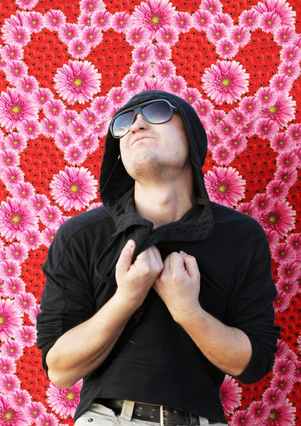 Эмоциональный влюбленный молодой человек на фоне цветов. Valentine 's D — стоковое фото