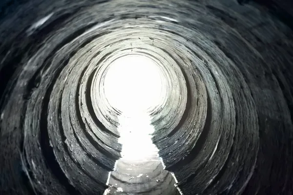 Światło na końcu tunelu okrągłe — Zdjęcie stockowe
