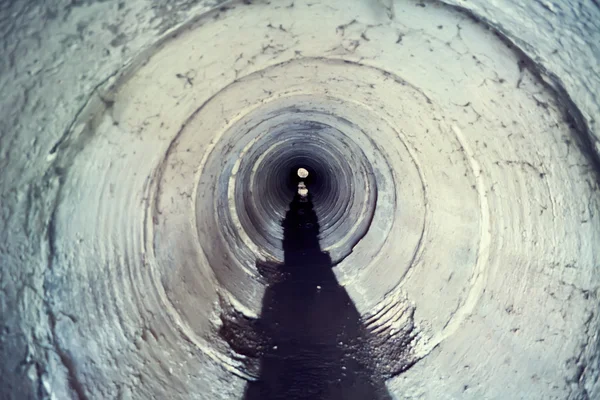 Industrietunnel. Zement-Kanalrohr. Unterirdisches Abfallsystem — Stockfoto