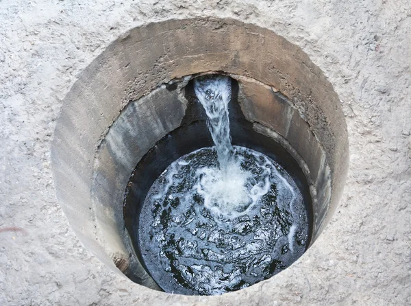 Abwassersystem mit aktuellem Wasser — Stockfoto