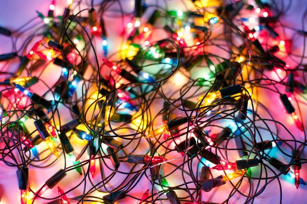 Pozadí barevné vánoční osvětlení. dekorativní věnec — Stock fotografie