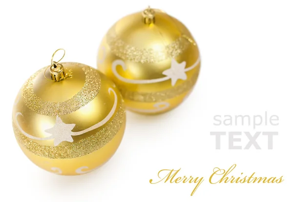Twee Kerstmis gouden ballen geïsoleerd op een witte achtergrond met cop — Stockfoto