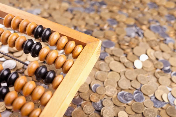 Abacus rachunkowości i sterty monet — Zdjęcie stockowe