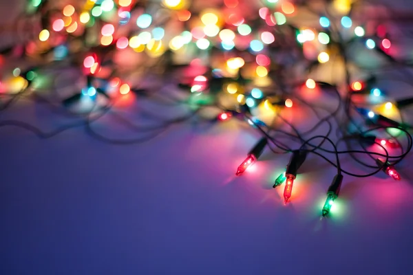 Boże Narodzenie światła na ciemnym niebieskim tle z miejsce. Decora — Zdjęcie stockowe