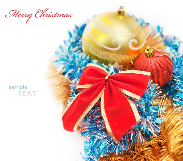 Adornos navideños adornos y lazo rojo aislados en respaldo blanco —  Fotos de Stock