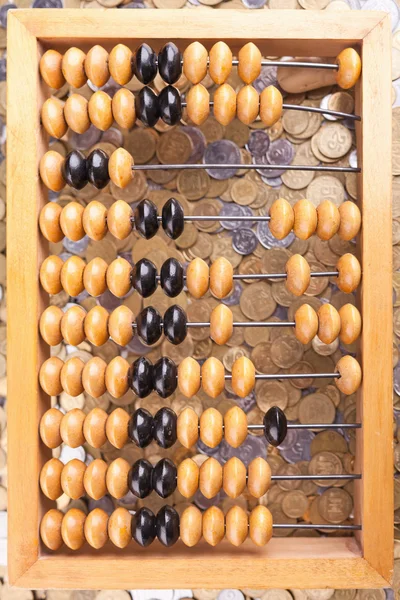 Abacus számviteli és érmék halom — Stock Fotó