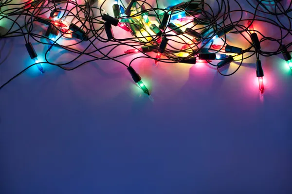Luzes de Natal no fundo azul escuro com espaço de cópia. Decora — Fotografia de Stock