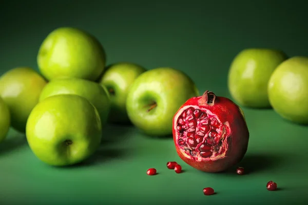 Bodegón de granada con manzanas verdes — Foto de Stock