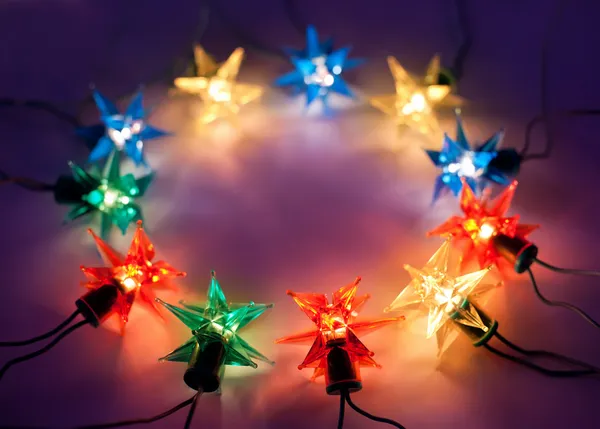 Vánoční osvětlení v kruhu na tmavém pozadí se kopie space.deco — Stock fotografie