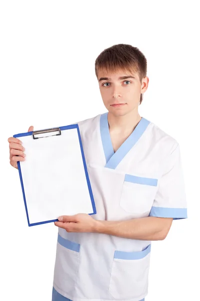 O jovem médico segurando prancheta isolado no bac branco — Fotografia de Stock