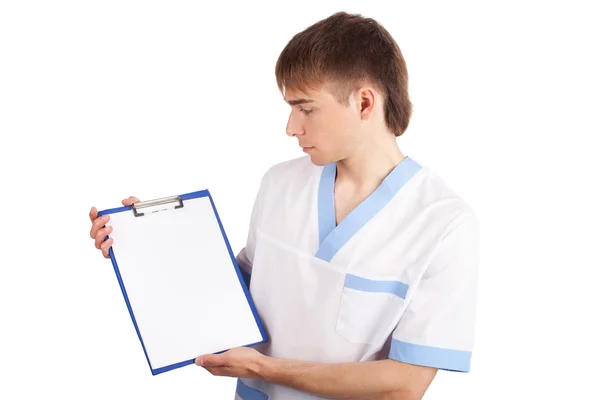 Médico segurando prancheta isolada em fundo branco — Fotografia de Stock